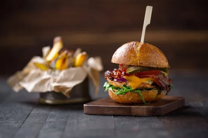 Burger cu pui și bacon