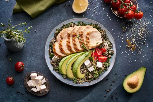 Salată cu quinoa și piept de pui
